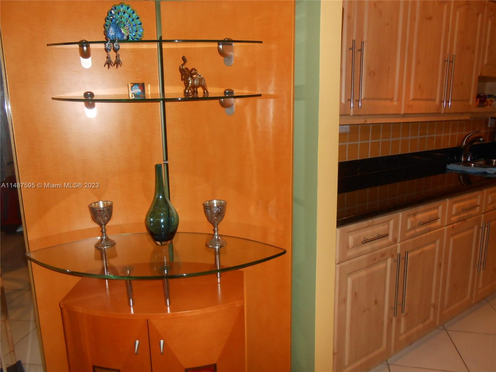 THE CARRIAGE HOUSE CONDO - Residential