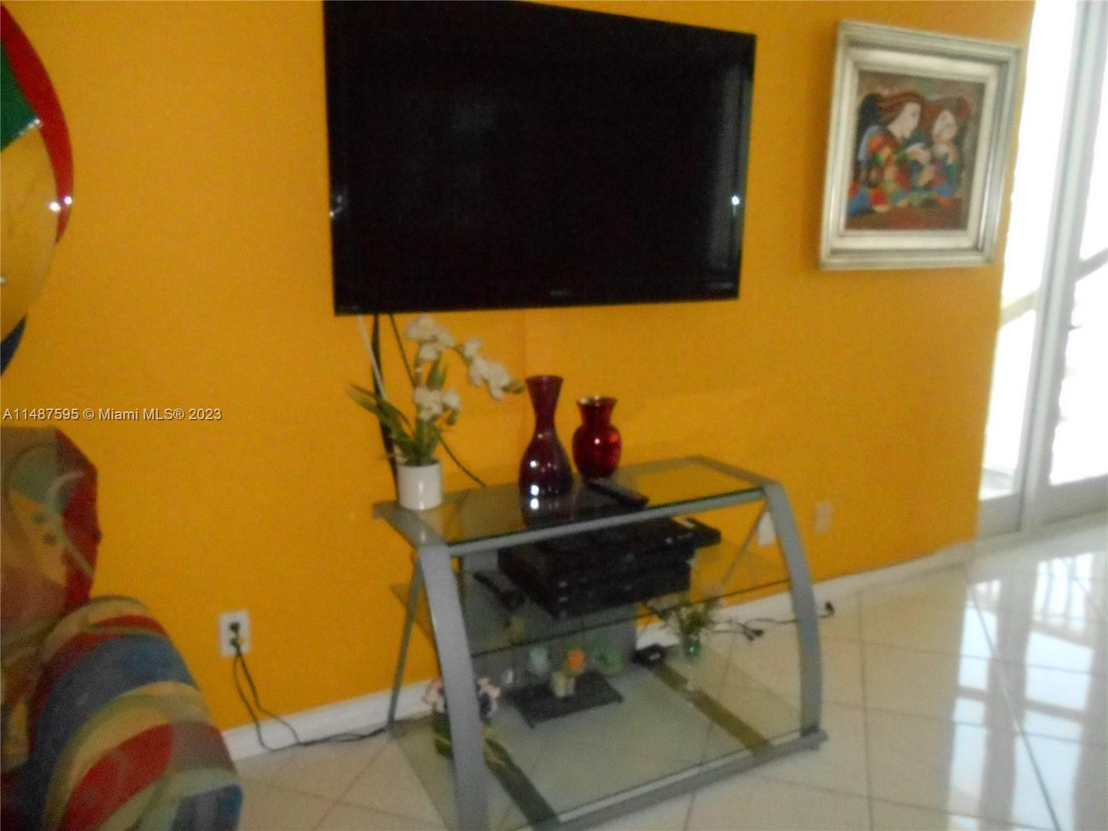 THE CARRIAGE HOUSE CONDO - Residential