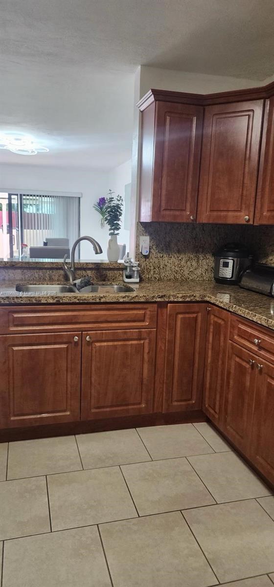 TAMIAMI LAKES SEC 5 - Residential