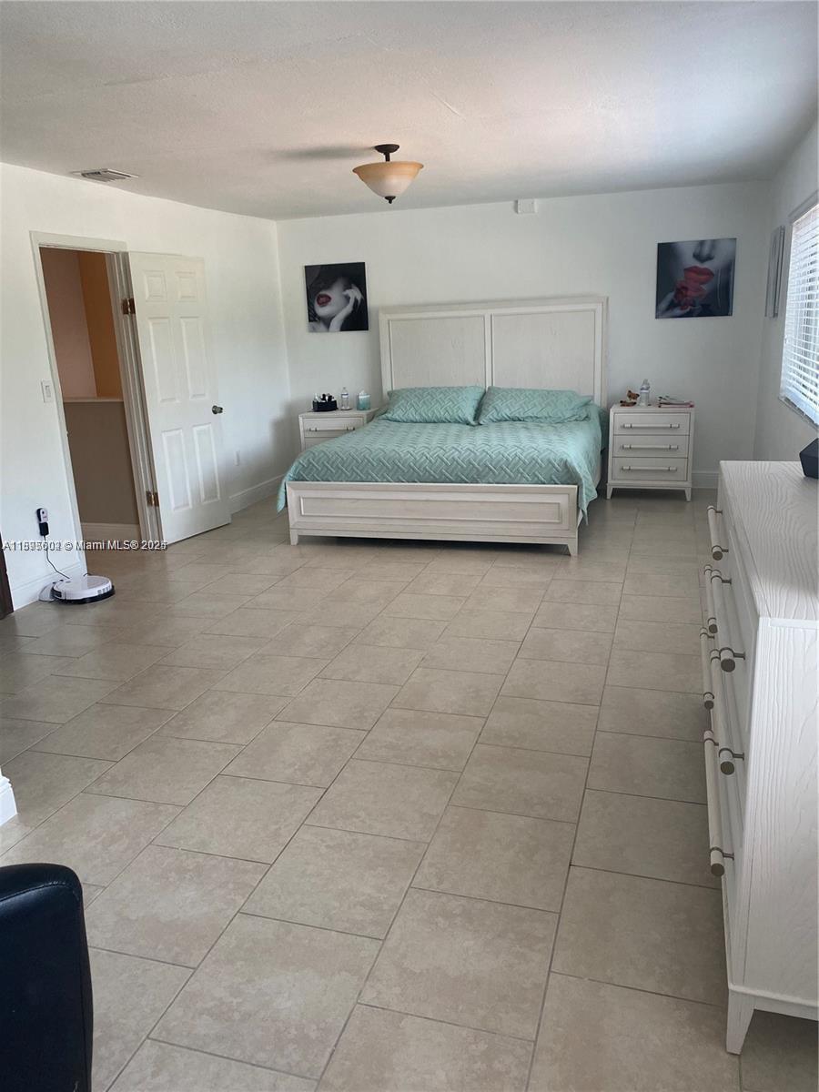 TAMIAMI LAKES SEC 5 - Residential