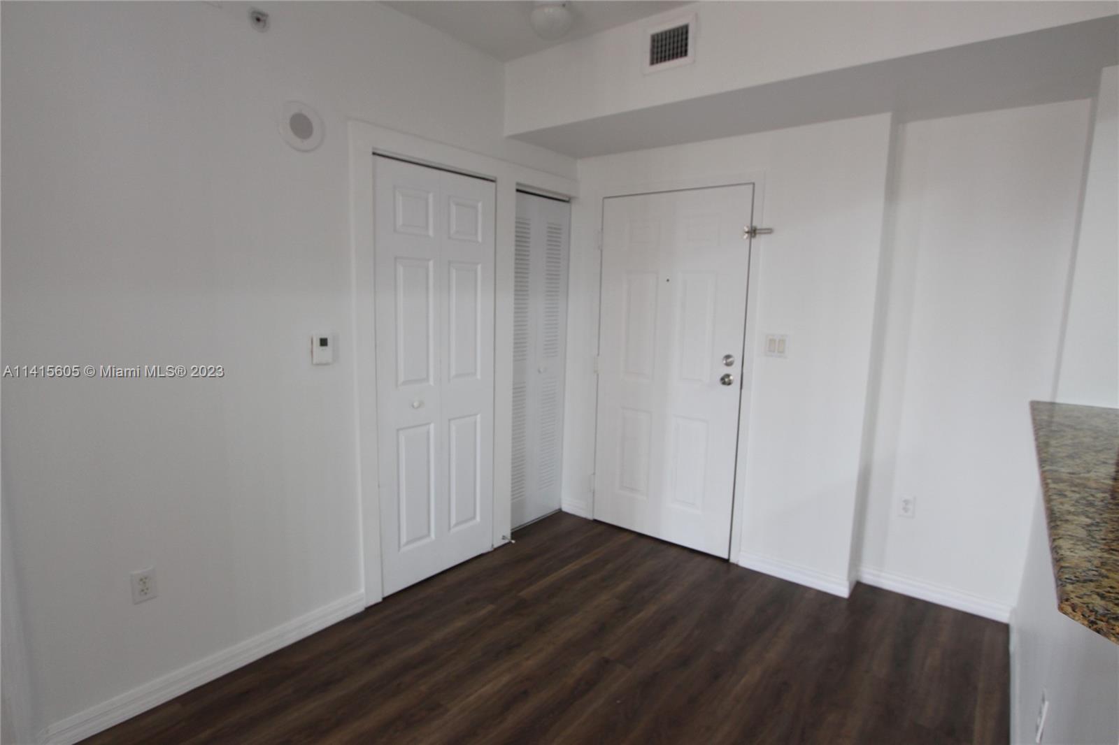 Nice 2 beds, 2 baths unit at Brickell. Spacious, ceramic and laminate floors, 2 parking spots, excellent conditions.