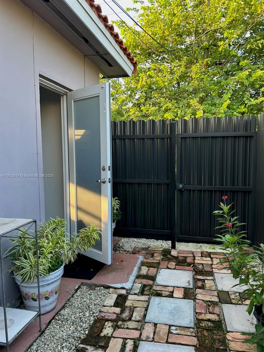 CORAL PARK ESTATES SEC 5 - Residential Lease