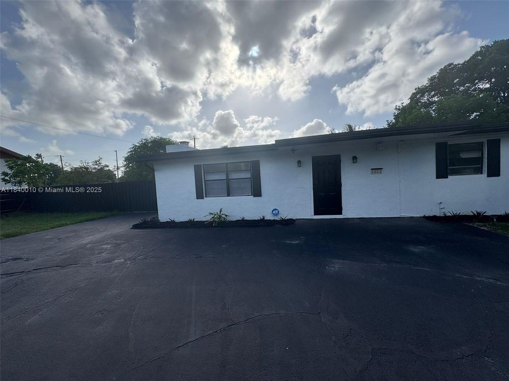 Photo of 1012 SW 25th Ave, Fort Lauderdale, FL 33312 (MLS # A11840010)