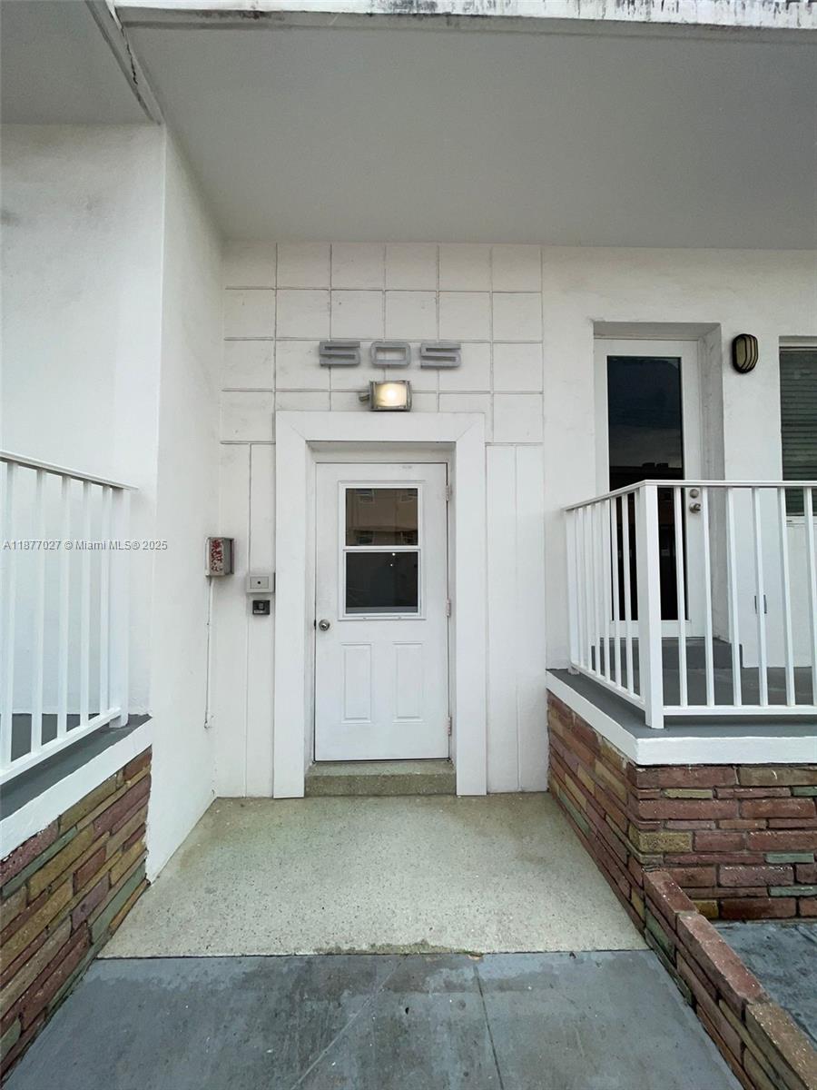 Only three blocks from the beach! This cozy unit is in a modern low-rise building and has its own private front balcony plus back access. You’ll love the wood floors, updated kitchen and bathroom, and impact windows and doors. The neighborhood is full of restaurants, cafés, parks, and shops you can easily walk to.