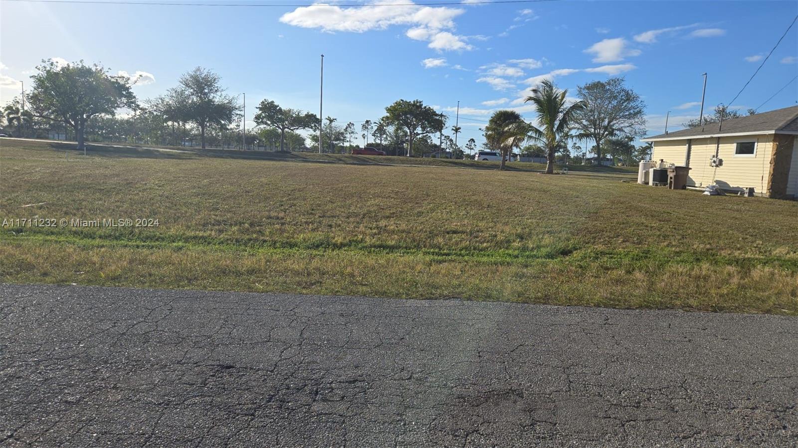 Unique opportunity in Cape Coral! This spectacular residential lot is located in one of the most desirable areas of the city, offering the perfect balance between tranquility and convenience. The property has an excellent location, close to schools, shops, restaurants and parks, ensuring comfort and quality of life for the whole family. In addition, its generous space offers the possibility of designing the house of your dreams, with enough area for a pool, garden and more. Build your paradise in Cape Coral
