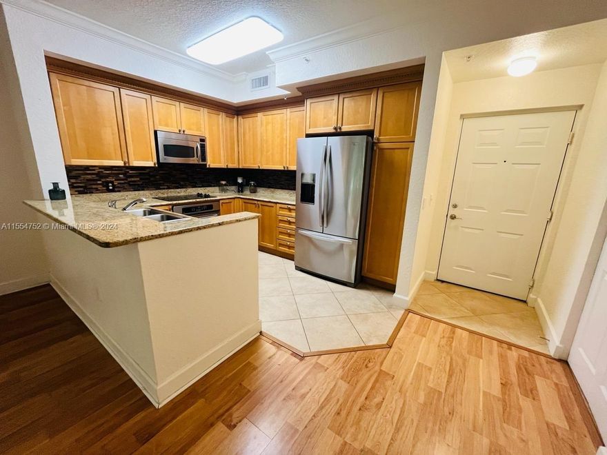 SPACIOUS 1 BED 1 BATH! GRANITE COUNTERTOP, STAINLESS STEEL APPLIANCES, WASHER/DRYER IN UNIT & PRIVATE PORCH. GREAT AMENITIES INCLUDING 2 RESORT STYLE POOLS, FITNESS CENTER & SOCIAL ROOM. WALING DISTANCE TO RESTAURANTS, MINUTES FROM BEACHES, MAYOR HIGHWAYS & DOWNTOWN!