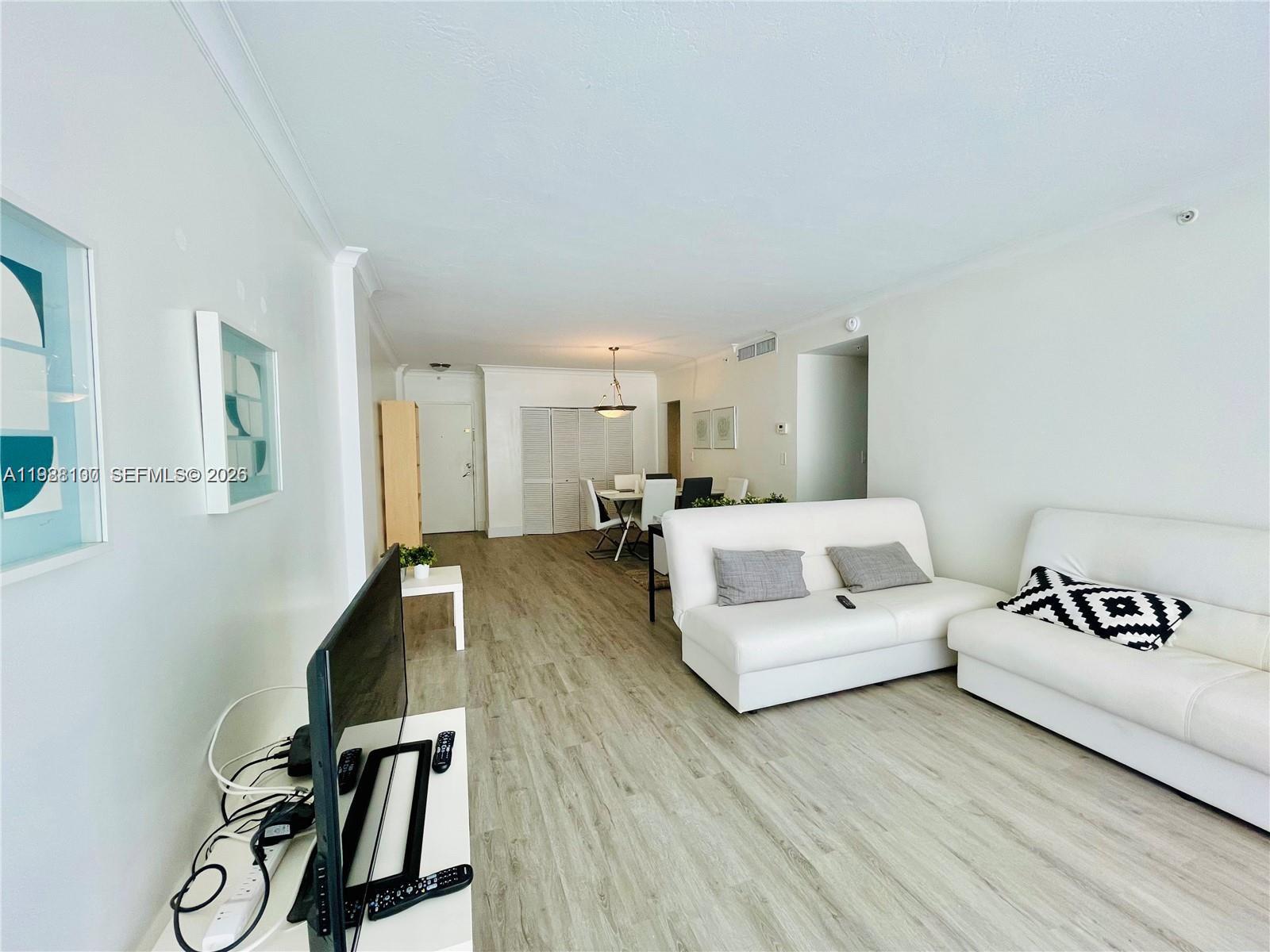 RESIDENCES ON HOLLYWOOD B - Residential