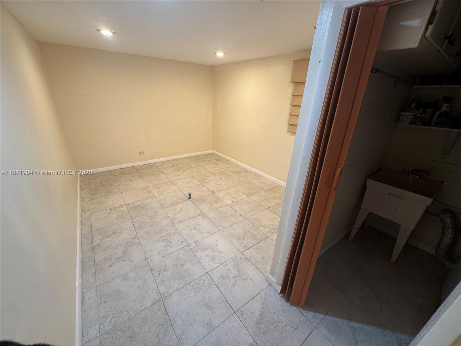 COURTS OF INVERRARY PHASE - Residential Lease