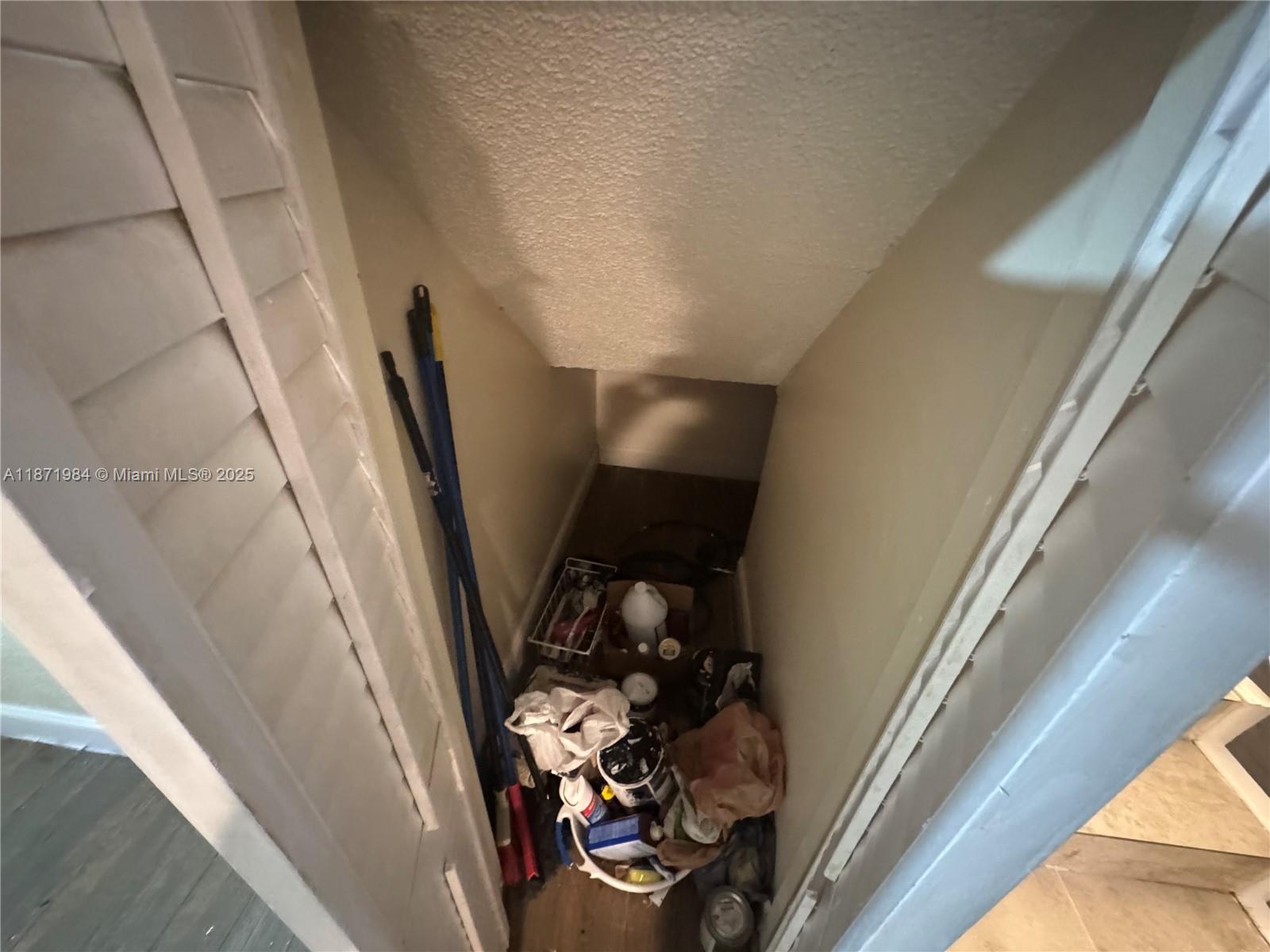 COURTS OF INVERRARY PHASE - Residential Lease