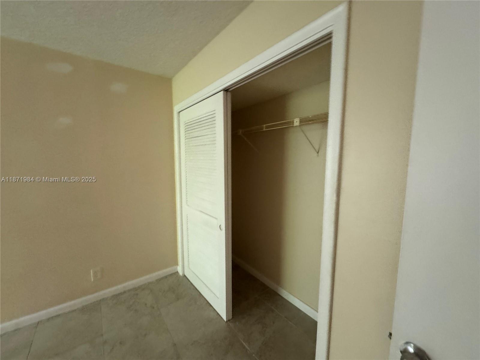 COURTS OF INVERRARY PHASE - Residential Lease