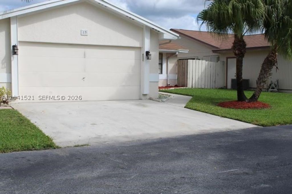 Photo of 13 Fenwick Pl #13, Boynton Beach, FL 33426 (MLS # A12041521)