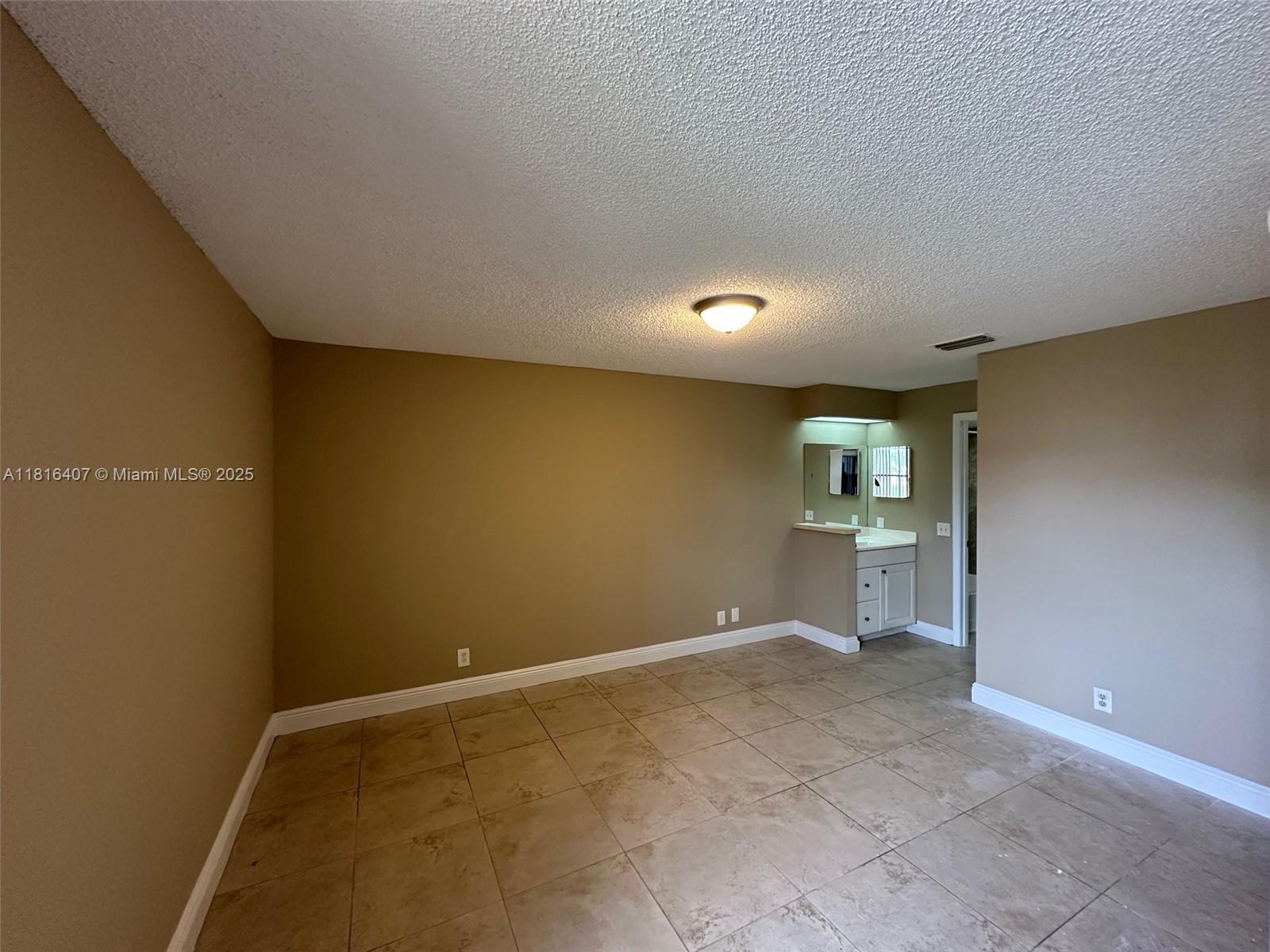 CIRCLE VILLAS (THE) CONDO - Residential