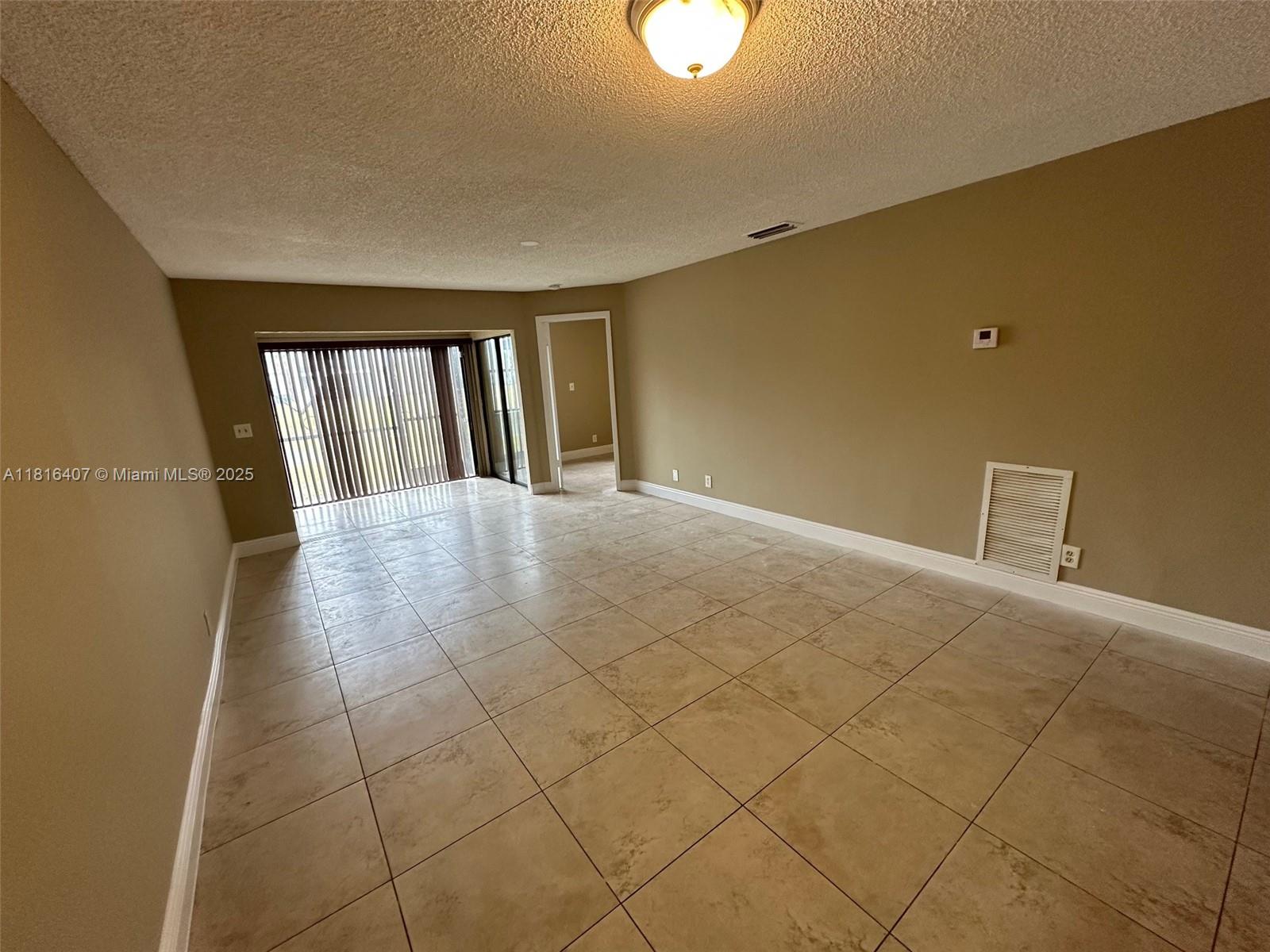 CIRCLE VILLAS (THE) CONDO - Residential