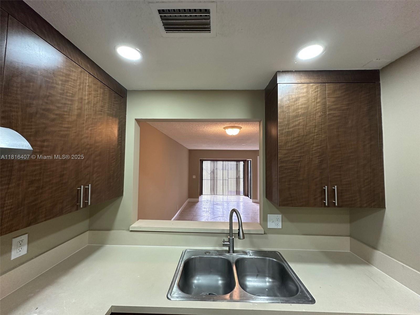 CIRCLE VILLAS (THE) CONDO - Residential