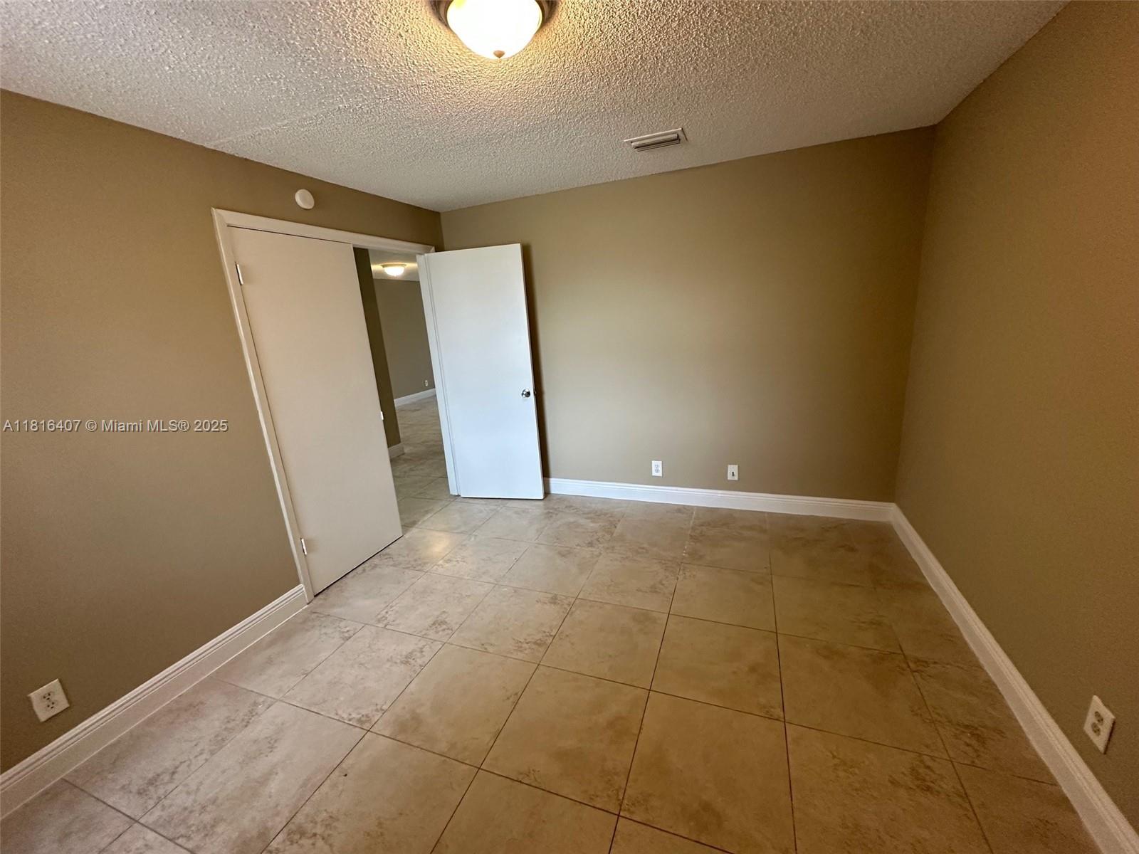 CIRCLE VILLAS (THE) CONDO - Residential