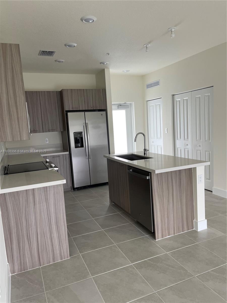 8265 NW 41 st 104