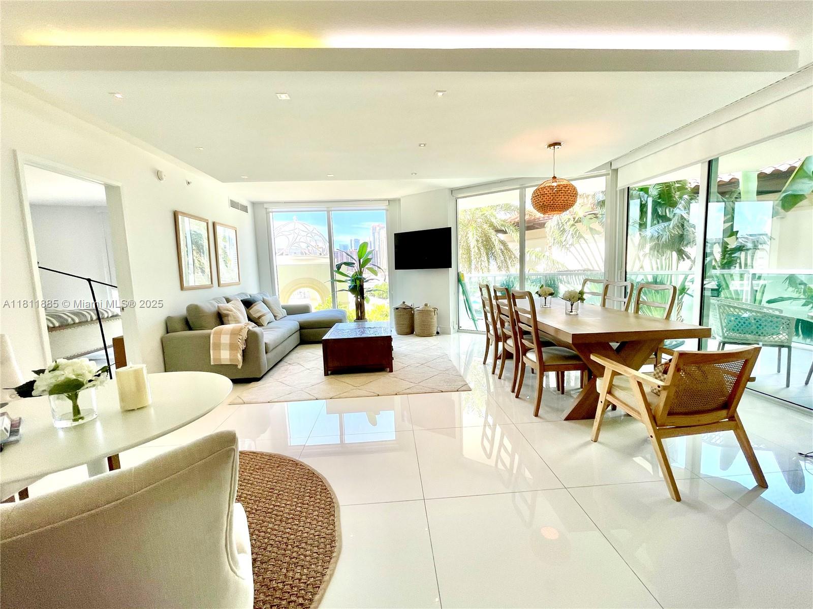 ST TROPEZ ON THE BAY III - Residential