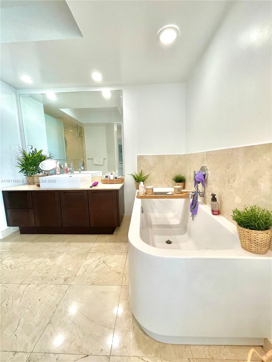 ST TROPEZ ON THE BAY III - Residential