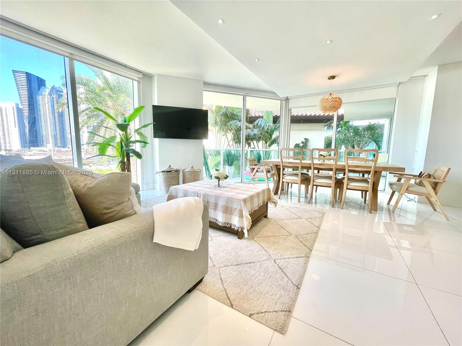 ST TROPEZ ON THE BAY III - Residential