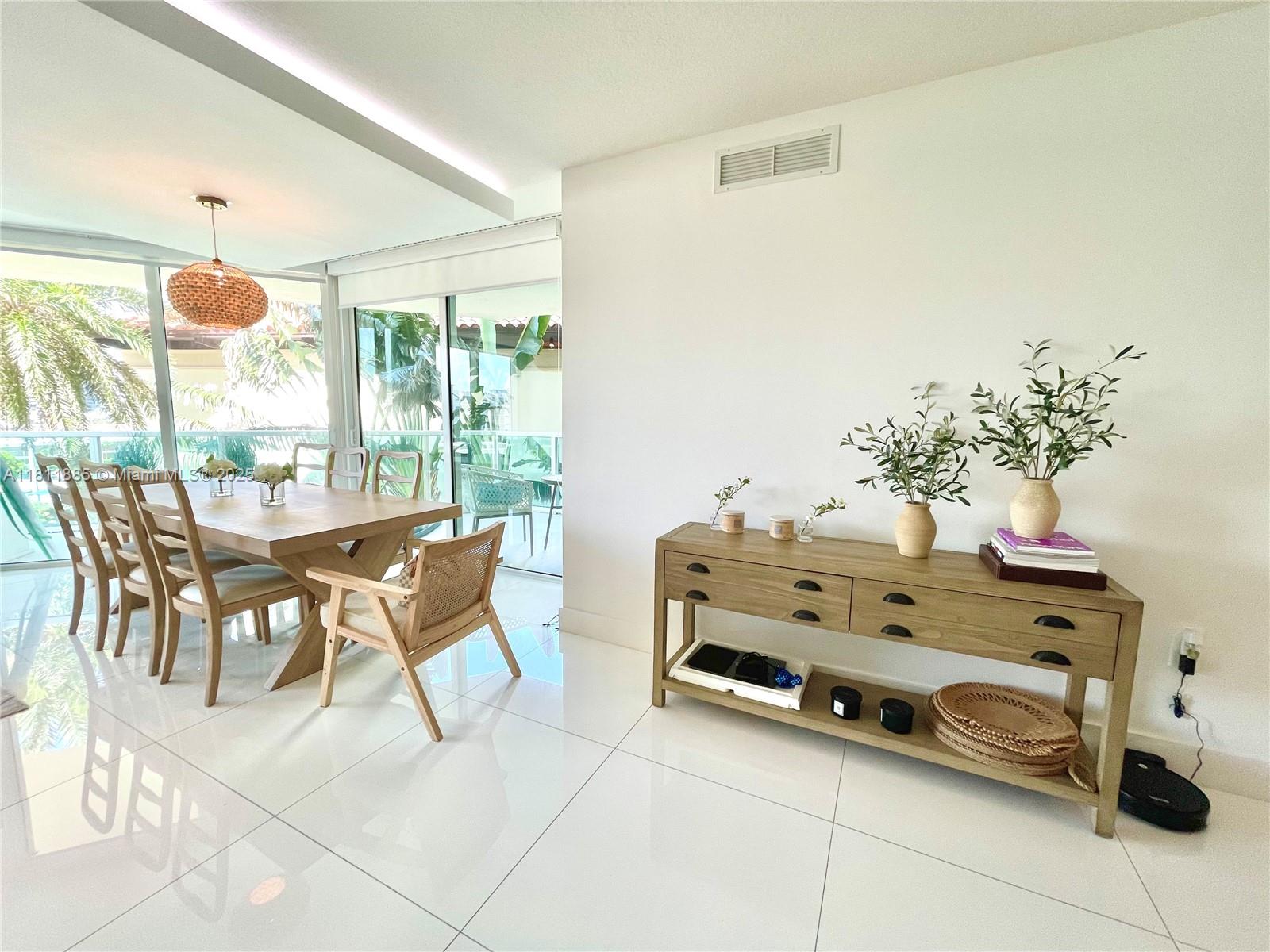 ST TROPEZ ON THE BAY III - Residential