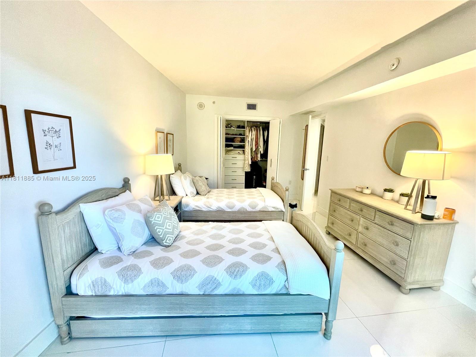 ST TROPEZ ON THE BAY III - Residential