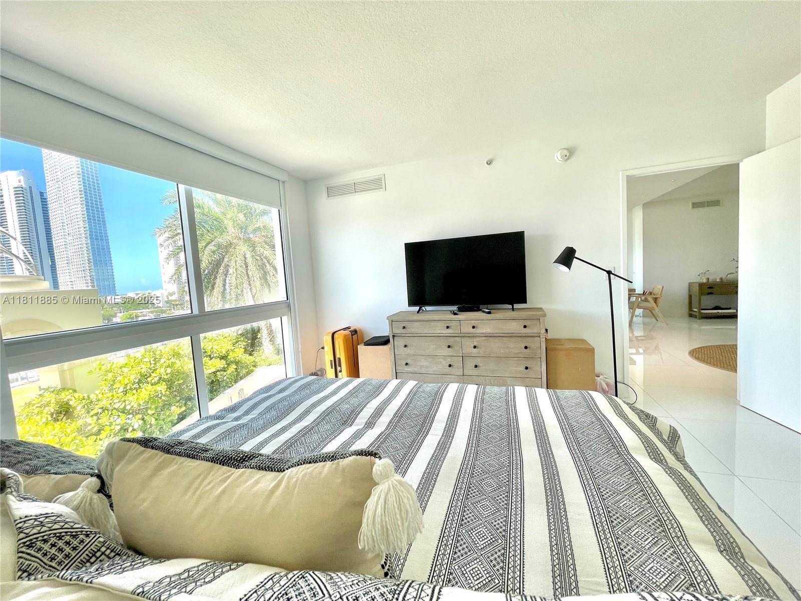 ST TROPEZ ON THE BAY III - Residential