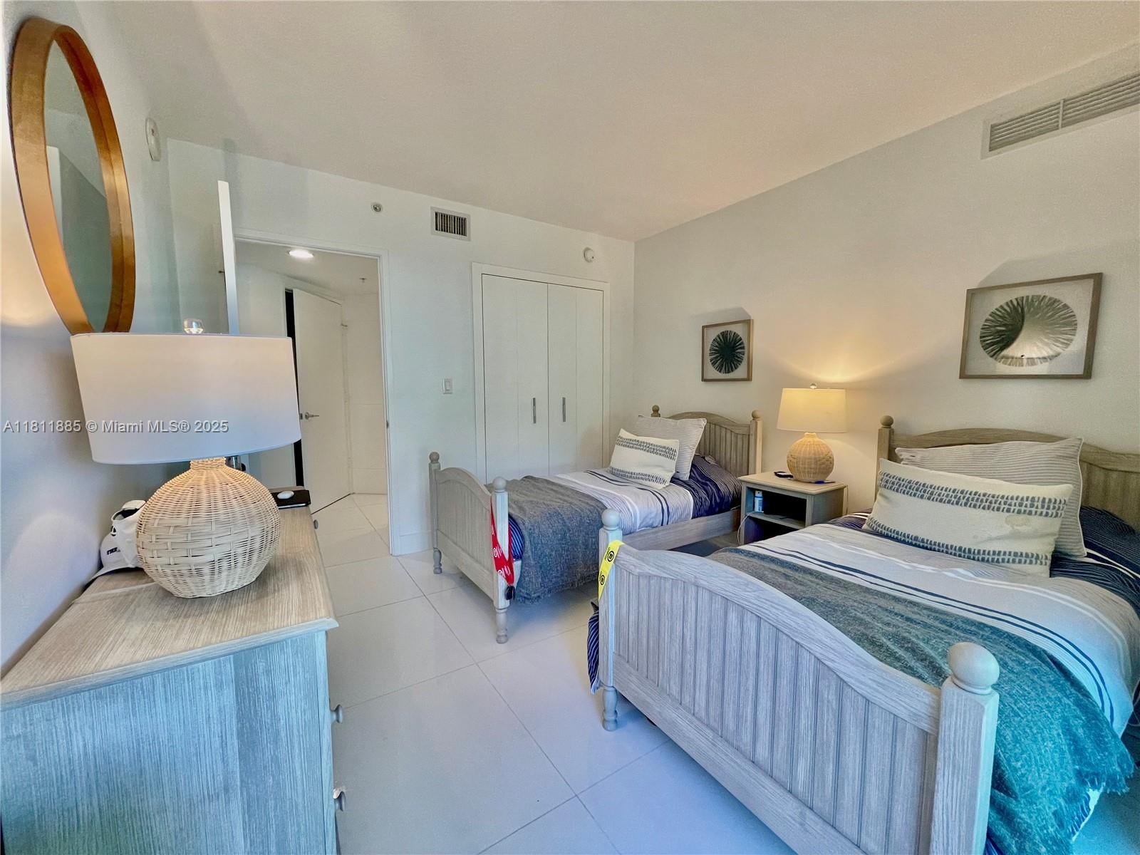 ST TROPEZ ON THE BAY III - Residential