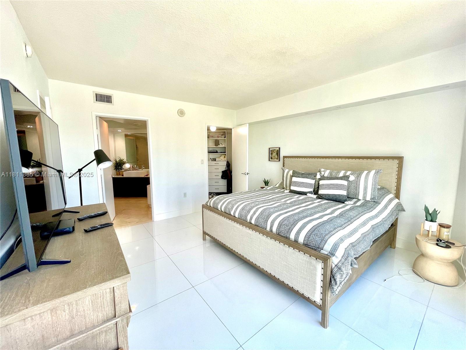 ST TROPEZ ON THE BAY III - Residential