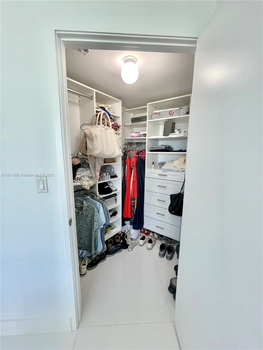 ST TROPEZ ON THE BAY III - Residential