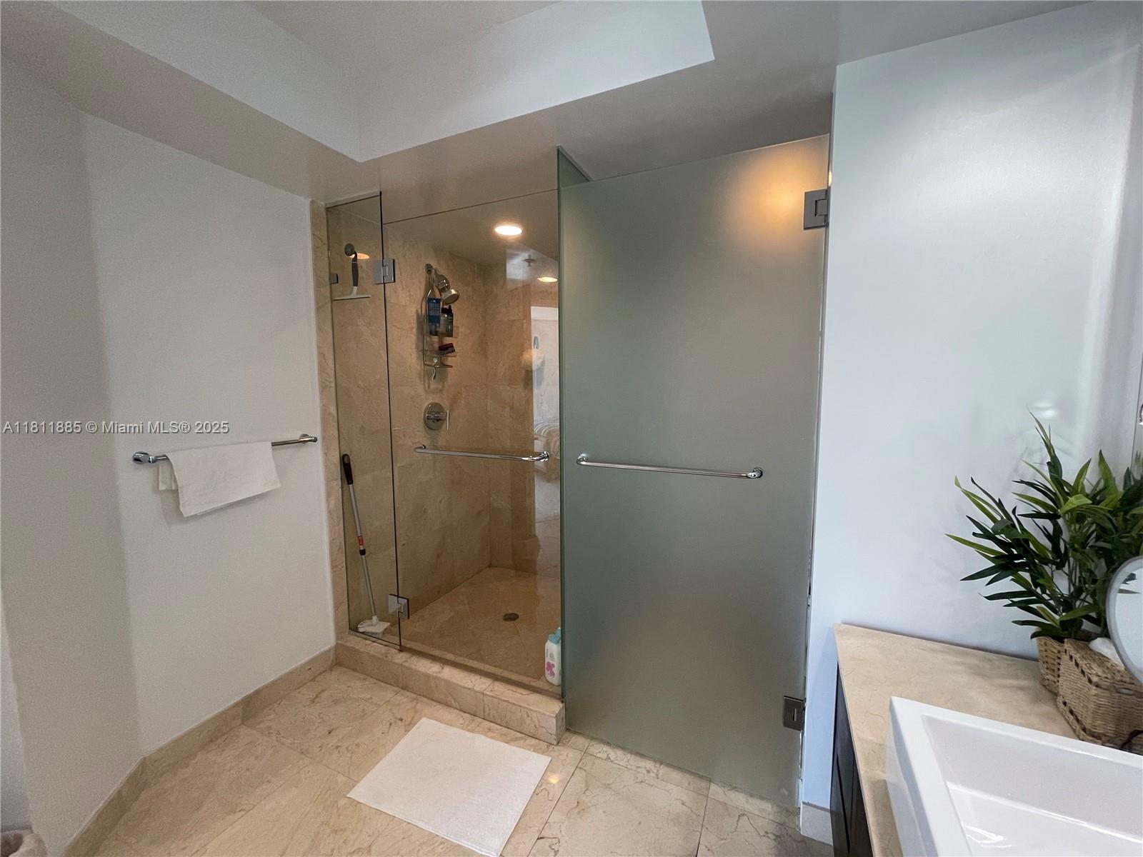 ST TROPEZ ON THE BAY III - Residential