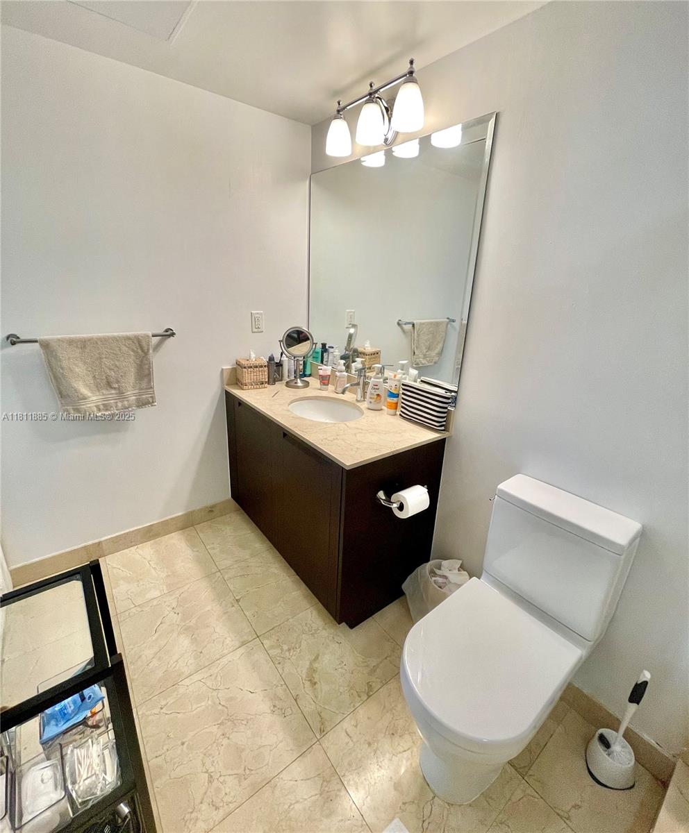 ST TROPEZ ON THE BAY III - Residential