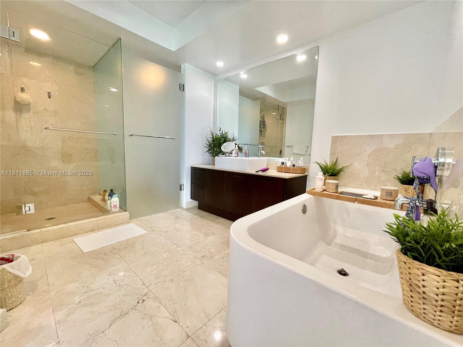 ST TROPEZ ON THE BAY III - Residential