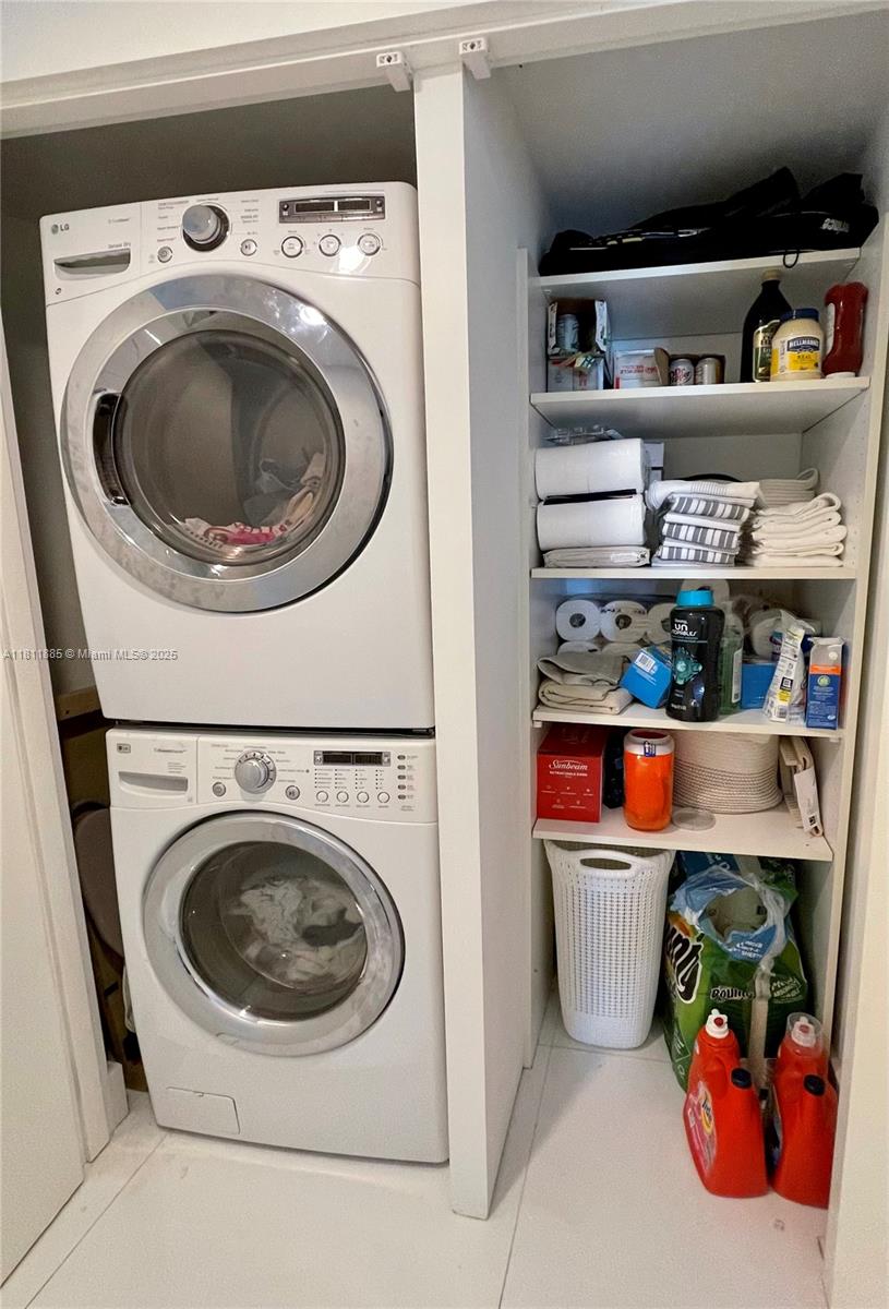 ST TROPEZ ON THE BAY III - Residential