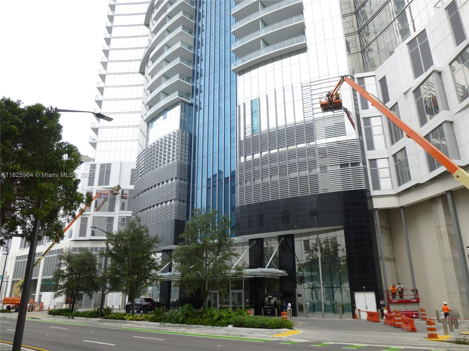 PARAMOUNT MIAMI WORLDCENT - Residential Lease