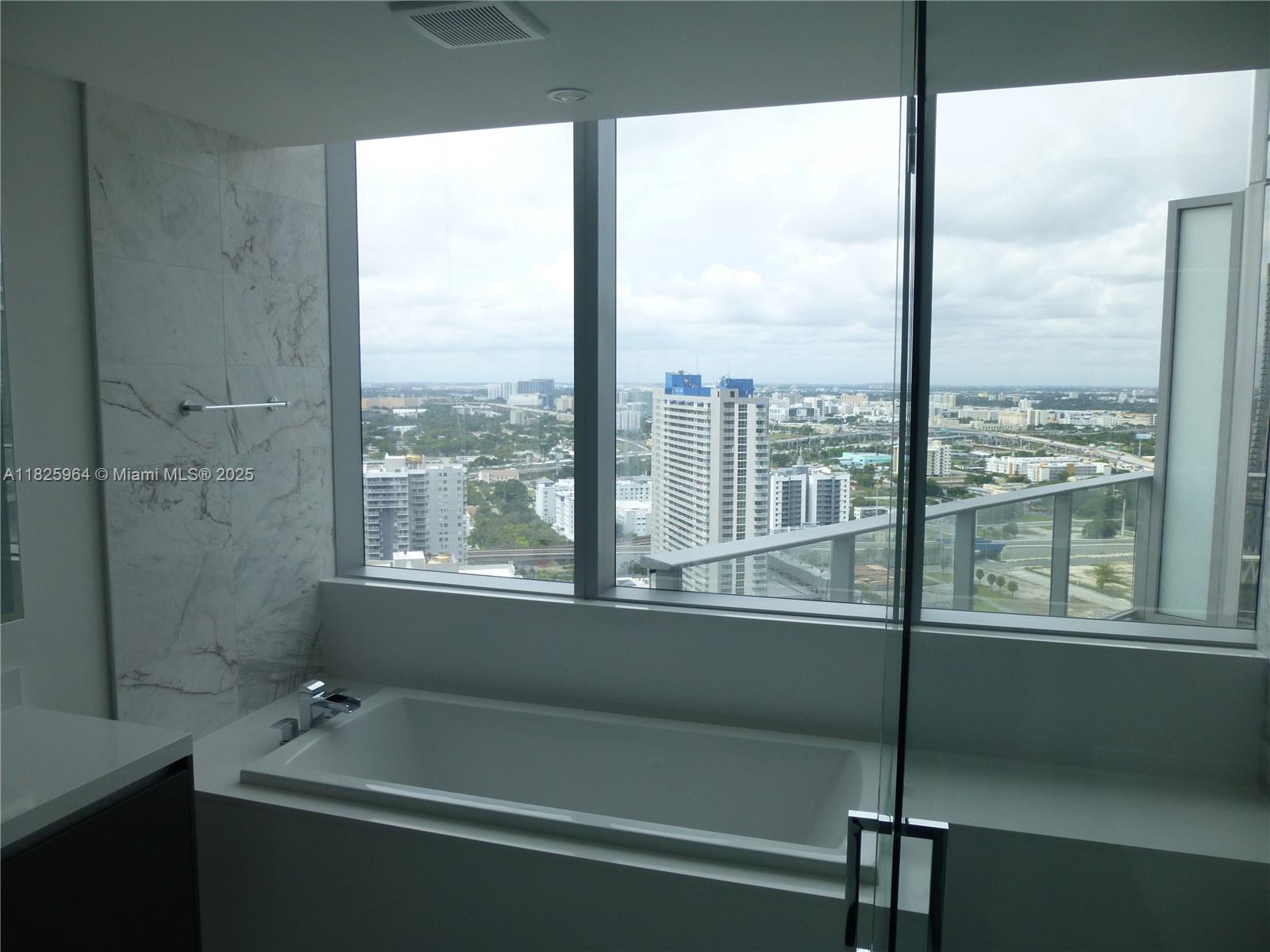 PARAMOUNT MIAMI WORLDCENT - Residential Lease