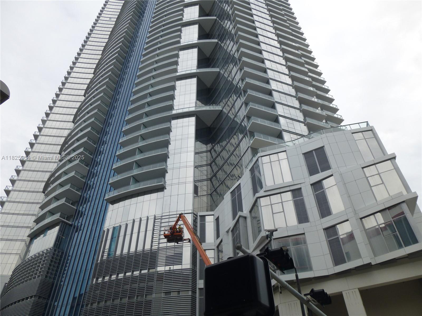 PARAMOUNT MIAMI WORLDCENT - Residential Lease