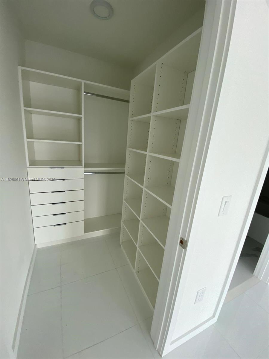 PARAMOUNT MIAMI WORLDCENT - Residential Lease