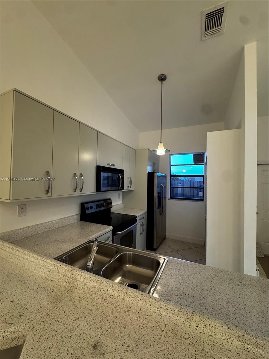 COUNTRY LAKE MANORS TOWNH - Residential Lease