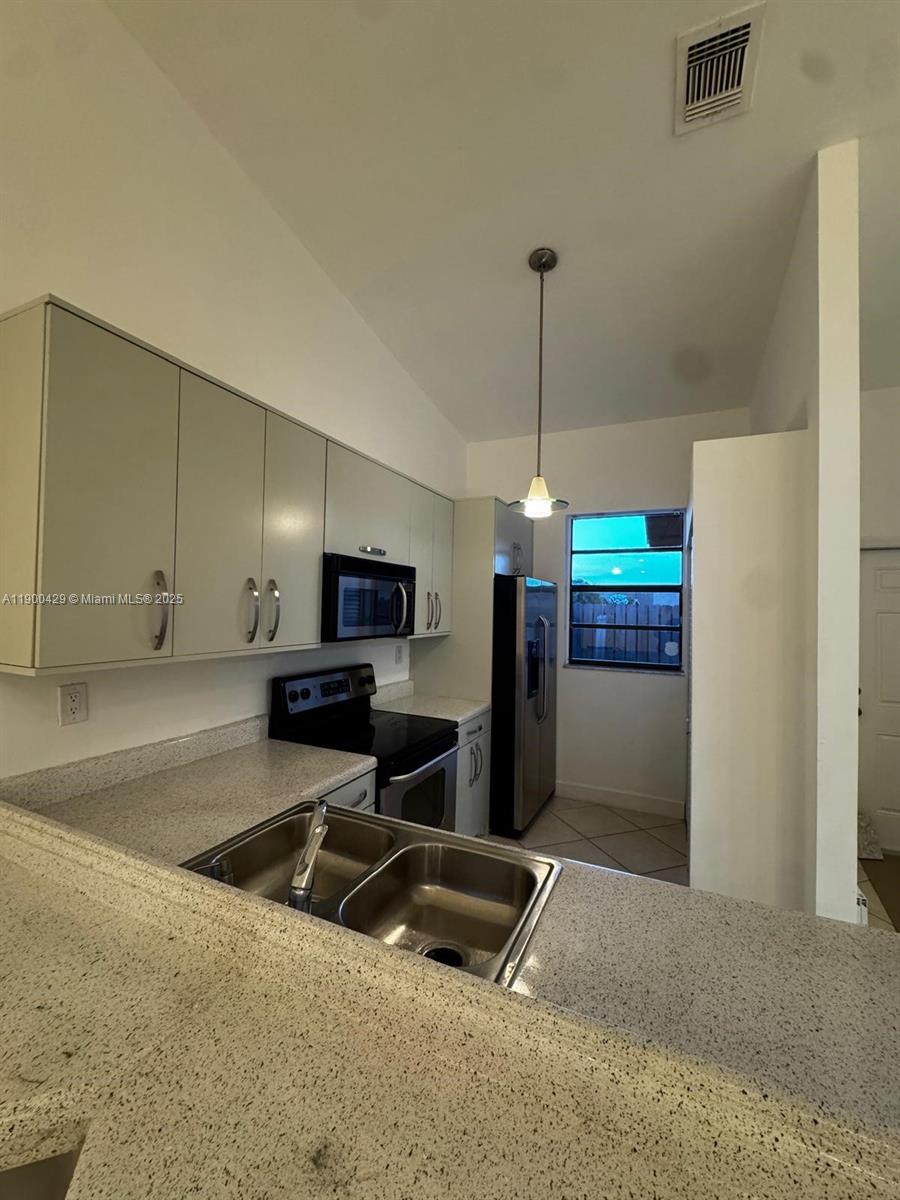 COUNTRY LAKE MANORS TOWNH - Residential Lease