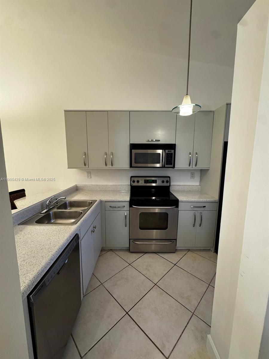 COUNTRY LAKE MANORS TOWNH - Residential Lease