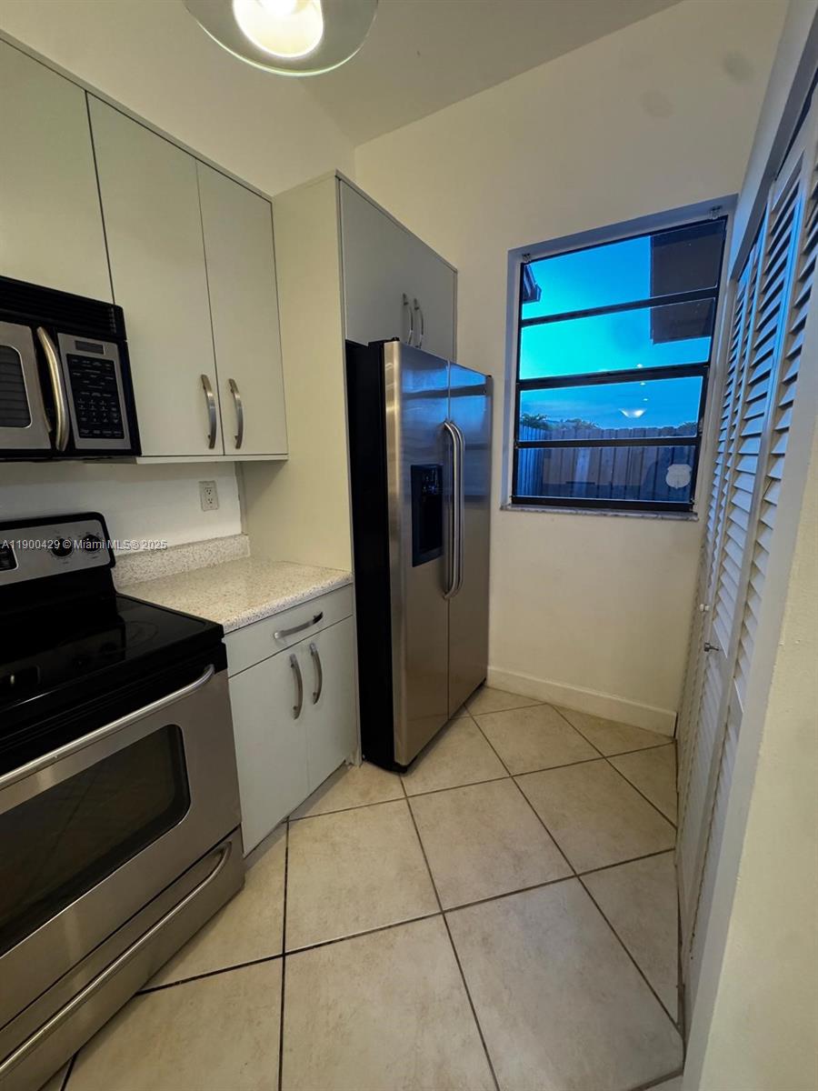 COUNTRY LAKE MANORS TOWNH - Residential Lease