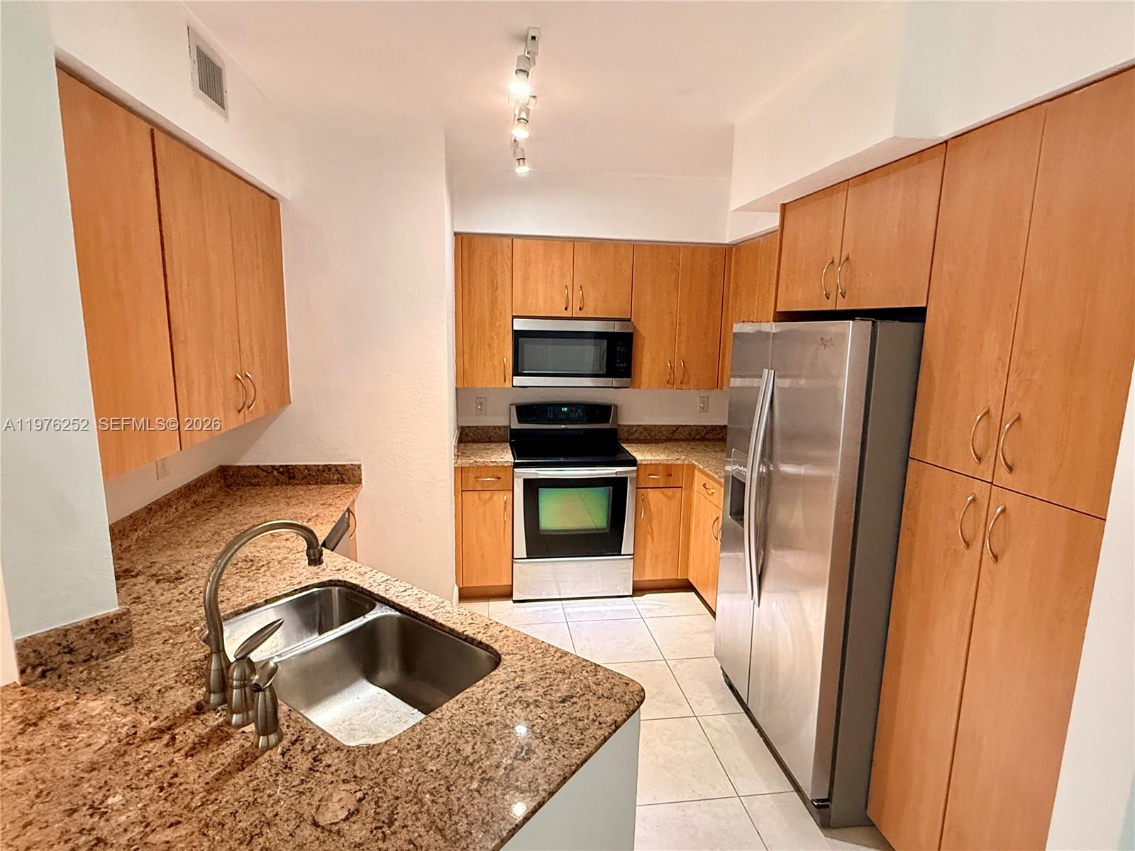 RADIUS CONDO - Residential Lease