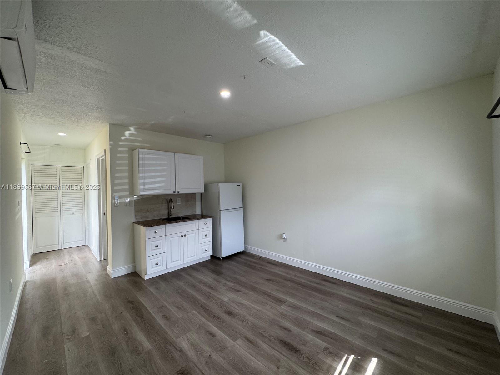 Cozy efficiency available in Palmetto Estates. Features private entry, kitchenette, and bathroom. Close to major highways, shopping, and schools.
Please use showing time to schedule showing and call for any questions.