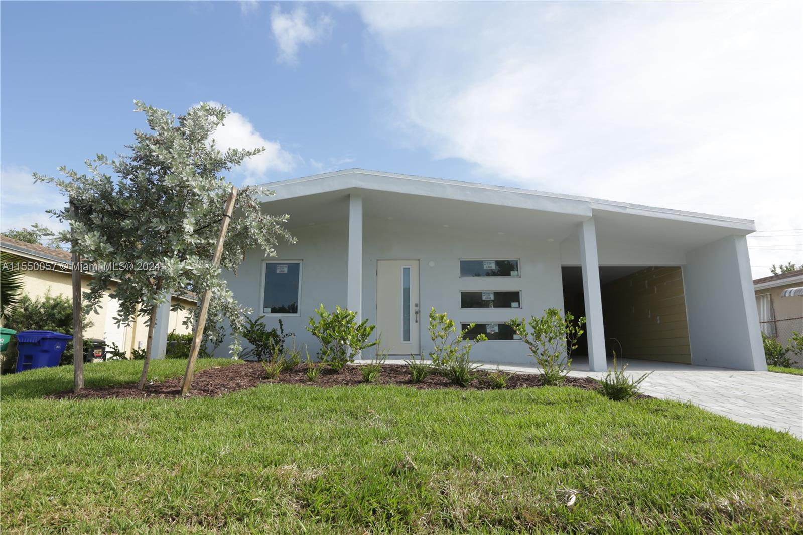 What better way than such a beautiful house and make it your home?.Great location for this NEW CONSTRUCTION
HOUSE.Bright new house 3 bedrooms,high ceolings,open dining/livingroom,all appliances in stainless steel,washer
and dryer inside,impact doors and windwos.Automatic irrigation.Come to see it,you can not miss it.!!
THE HOUSE WILL BE AVAILABLE FROM MAY 15 2024!!