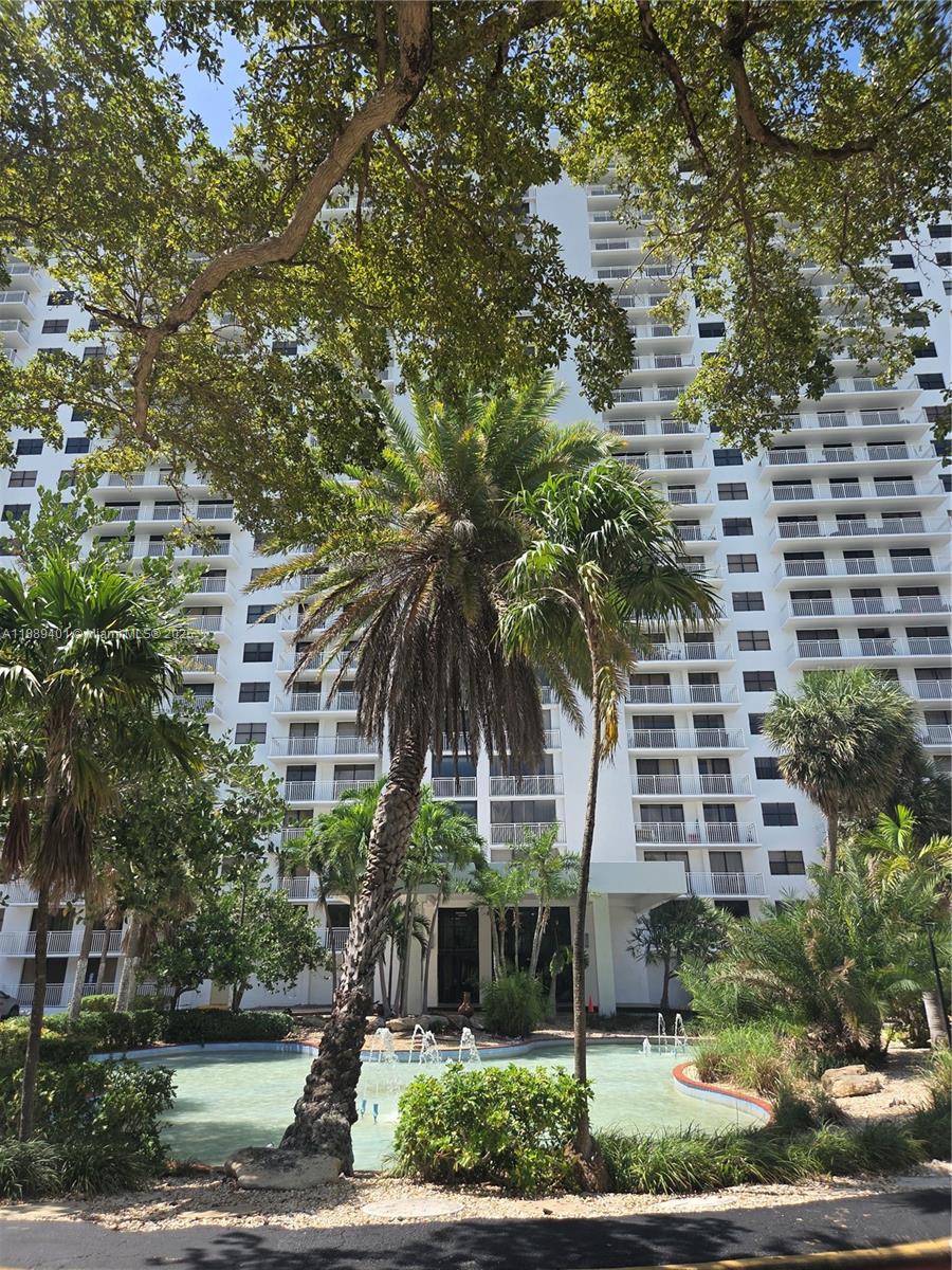 WINSTON TOWERS 600 CONDO - Residential