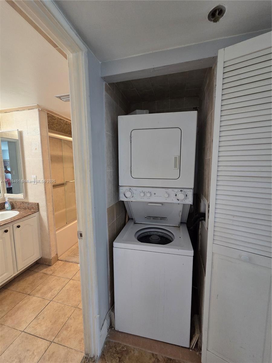 WINSTON TOWERS 600 CONDO - Residential