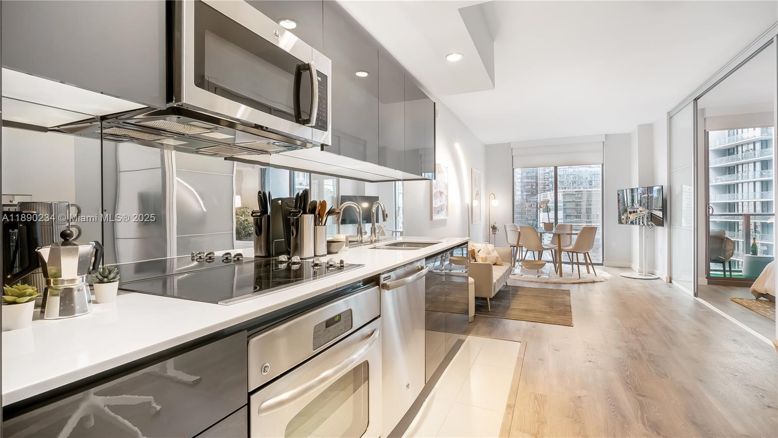 31 SE 6th St 2203