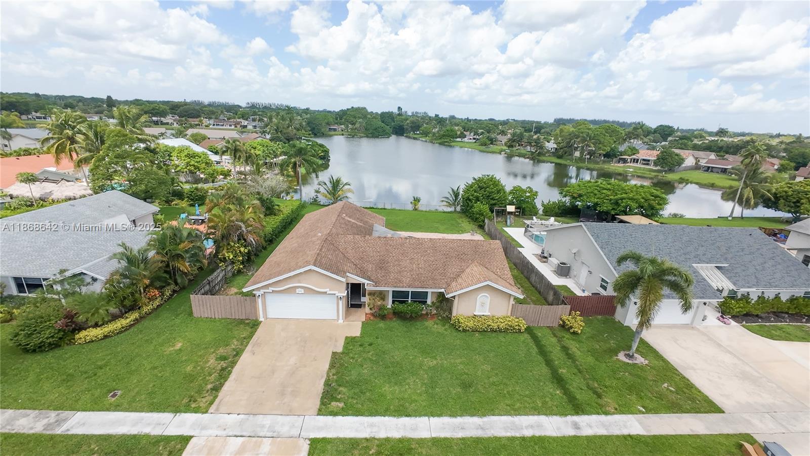 Experience the perfect blend of comfort, style, and location!
This spacious 4-bedroom, 2-bathroom home features high ceilings, bright open spaces, and plenty of natural light, creating a welcoming and elegant atmosphere.
Property Highlights:
Open living areas with soaring ceilings and large windows
Functional and modern kitchen
Private pool – ideal for relaxation and entertaining
Stunning lake view
Prime Boca Raton location
Close to the area’s top-rated schools.
A unique opportunity to live in one of South Florida’s most desirable communities.
Don’t miss the chance to provide your family with comfort, lifestyle, and convenience all in one place!