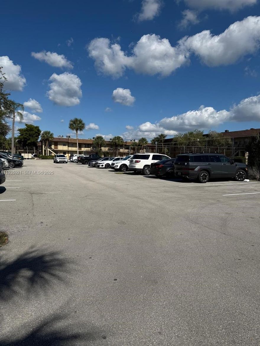 GREAT APARTMENT FOR RENT IN MARGATE, 2 BEDROOMS 1 BATHROOM , ALL ROOMS WITH CEILING FANS. SUPER BRIGHT UNIT, FIRST FLOOR. RECENTLY PAINTED. CLOSE TO COMMERCIAL PLAZAS, RESTAURANTS AND MORE. *** 2 MONTH TO MOVE IN *** SCHEDULE A SHOWING AND RENT IT TODAY!