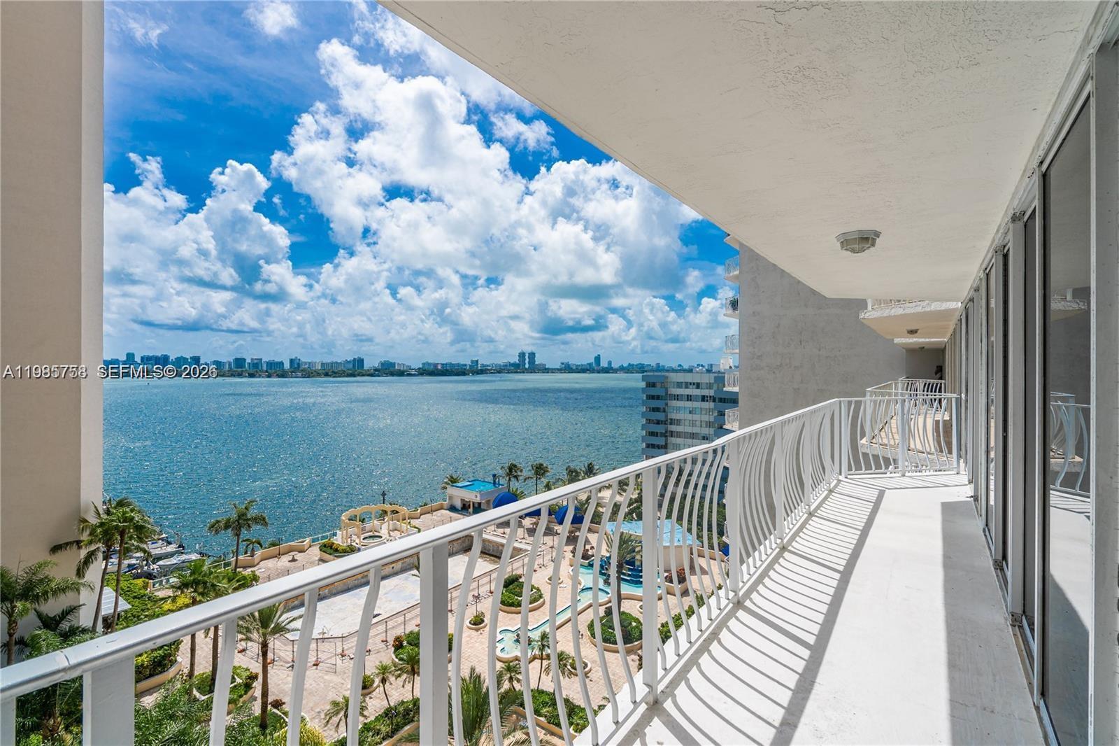 7601 E Treasure Dr 910